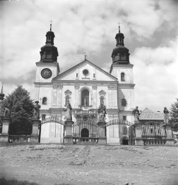 zespół klasztorny Bernardynów - kościół pw. Matki Boskiej Anielskiej - elewacja frontowa, skan 1