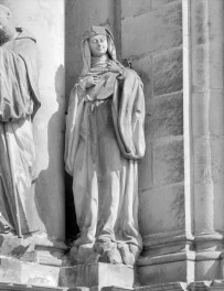 klasztor Benedyktynek - kościół pw. Wniebowzięcia Najświętszej Maryi Panny - elewacja frontowa - portal główny - rzeźba nad portalem, skan 1