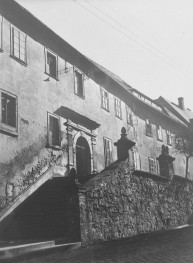 zabudowa miasta - kamienica - elewacja frontowa - fragment, skan 1