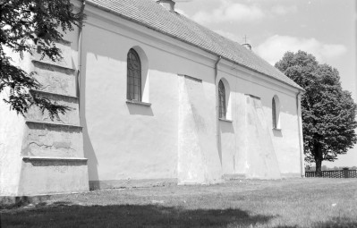 kościół Narodzenia Najświętszej Maryi Panny - elewacja boczna, przypory, skan 1