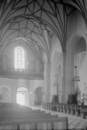 katedra św. Michała Archanioła - wnętrze: nawa główna, chór muzyczny, skan 1