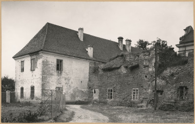Zespół klasztorny - widok na budynki klasztorne od strony wsch. 
 , skan 1