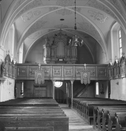 kościół parafialny pw. św. Marii Magdaleny - wnętrze: chór muzyczny z prospektem organowym. Sklepienie krzyżowe z polichromią. , skan 1