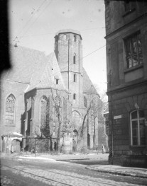 Kościół św. Macieja. Korpus nawowy ma formę halową, z wysokimi, ostrołukowymi oknami wypełnionymi maswerkiem. Okna są smukłe, o wyraźnie wertykalnym rytmie, co podkreśla strzelistość kompozycji. Ściany zewnętrzne artykułowane są przyporami, wzmacniającymi konstrukcję i porządkującymi podziały elewacji. Ośmioboczna wieża, wznosząca się nad skrzyżowaniem naw lub w rejonie prezbiterium. Wieża ma prostą, surową formę, z wąskimi, ostrołukowymi przeźroczami i platformą widokową w zwieńczeniu. , skan 1