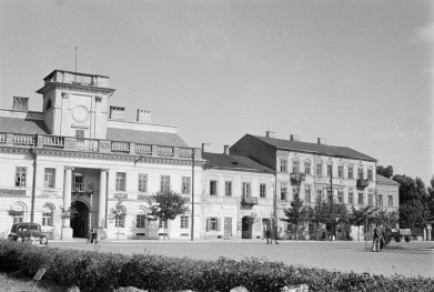 ratusz i kamienica - pierzeja pałacu, skan 1