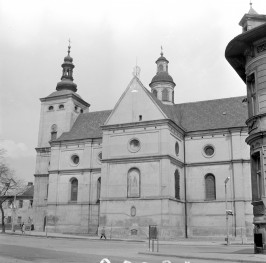 kościół oo. Bernardynów - elewacja płd. prezbiterium, skan 1