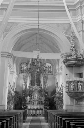 kościół farny św. Stanisława - wnętrze, ołtarz, ambona, skan 1