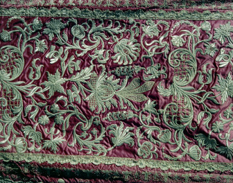 klasztor Benedyktynek - zbiory - materiał z haftem - fragment, skan 1