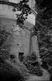 pałac Czartoryskich - Świątynia Sybili - fragment przyziemia od strony skarpy, skan 1
