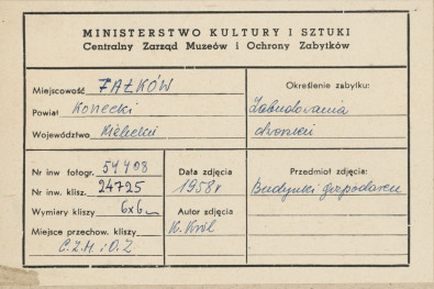 Zabudowania dworskie w ruinie - widok ogólny - metryczka, skan 1