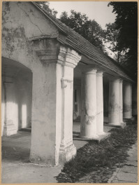 Zespół klasztorny - dziedziniec krużgankowy, fragment krużganków 
 , skan 1