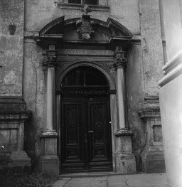 zespół klasztorny norbertanek - portal, skan 1
