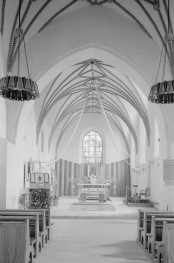 kościół św. Jana Chrzciciela - wnętrze: nawa główna i ołtarz główny, skan 1
