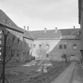 Kościół Podwyższenia Krzyża Świętego - dziedziniec., skan 1