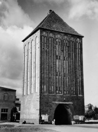 Brama Koszalińska - widok ogólny, skan 1