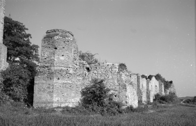 opactwo cysterskie - fragment ruin klasztoru od północnego-zachodu, skan 1