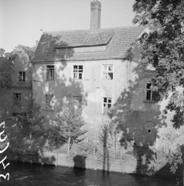 dom przy fosie - elewacja, skan 1