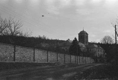 klasztor Bernardynek - mur nowy - w tle zabudowania klasztorne, skan 1