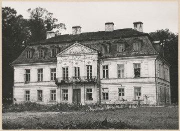 Zespół pałacowo - parkowy , pałac, widok ogólny od frontu

, skan 1