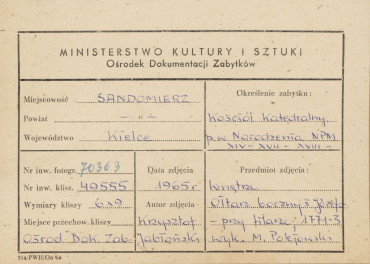  Katedra - wnętrze, widok na ołtarz boczny - metryczka, skan 1