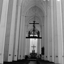 bazylika Mariacka - wnętrze: nawa główna, skan 1