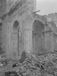 Zniszczony kościół pw. św. Marcina. Ruiny. Zniszczone wnętrze nawy głównej., skan 1