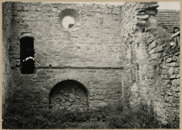 Zespół ruin kościoła i szpitala św. Ducha - widok wnętrza kościoła od strony płn. - wsch. , skan 1