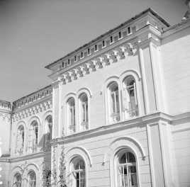pałac Wodzickich - elewacja, ryzalit, narożne pilastry, biforyjne okna, skan 1