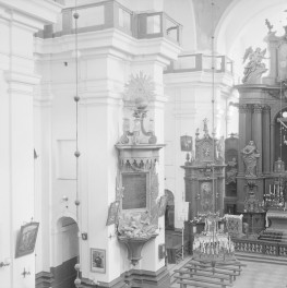 Kościół św. Józefa Oblubieńca i św. Antoniego z Padwy - wnętrze o barokowym wystroju. Nawa główna z wysokimi masywnymi filarami i łukami wspierającymi sklepienie kolebkowe z lunetami. Pilastry o porządku korynckim. Fragment ołtarza głównego. Ołtarze boczne ustawione przy filarach. Tablica erekcyjna z 1739 roku., skan 1