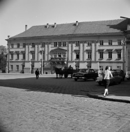 pałac Komisji Wojewódzkiej Kaliskiej - elewacja od strony placu, skan 1