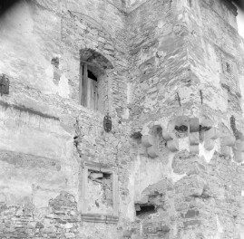 kasztel Gładyszów - elewacja, zniszczenia, fragment baszty alkierzowej, skan 1