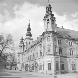 Opactwo Cystersów - kościół klasztorny Wniebowzięcia N.M.P i św. Jana Chrzciciela - lewe skrzydło budynku., skan 1