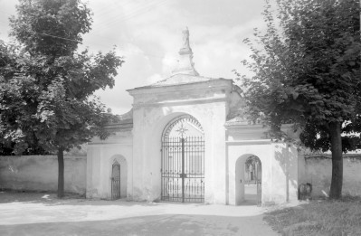 Kościół Trójcy Świętej i Narodzenia Najświętszej Maryi Panny - brama w ogrodzeniu kościoła, skan 1