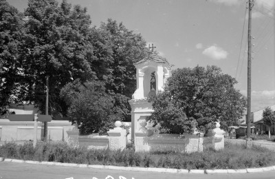 Kościół parafialny pw. św. Stanisława Biskupa - kapliczka w obrebie terenu kościelnego., skan 1