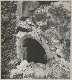 Dwór - fragment ruin, widok na portal do piwnicy, skan 1