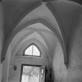 kościół pw. Świętego Krzyża, ob. dom kultury - wnętrze, sień, sklepienie, skan 1