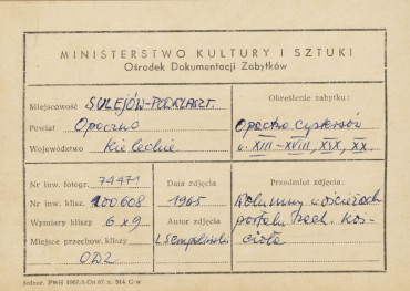 Zespół opactwa cystersów - portal główny kościoła, widok na kolumienki po lewej stronie - metryczka, skan 1