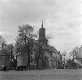 kościół parafialny pw. św. Macieja i św. Anny - widok ogólny od wschodu, skan 1