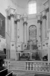 Bazylika Narodzenia NMP - wnętrze: prezbiterium z ołtarzem głównym. , skan 1