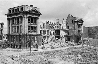 Szkoła Handlowa Zgromadzenia Kupców - ruiny budynku. Widok ogólny. Zniszczony środek budynku, zachowane alkierze szkoły., skan 1