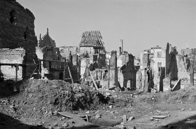 Ruiny zabudowy miejskiej. W oddali kościół Dominikanów., skan 1