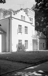 zespół pałacowo - zdrojowy - Domek Gotycki - elewacja frontowa, skan 1