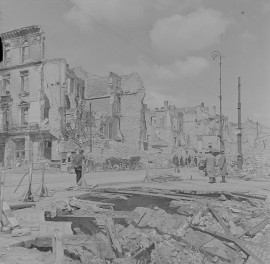 Zniszczona zabudowa miejska. Widok ruin od Al. Jerozolimskich w kierunku Krakowskiego Przedmieścia. Mieszkańcy., skan 1