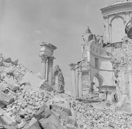 Zniszczony kościół św. Aleksandra. Fragment ruin. Widok na ruinę prezbiterium. Widoczne kolumny., skan 1