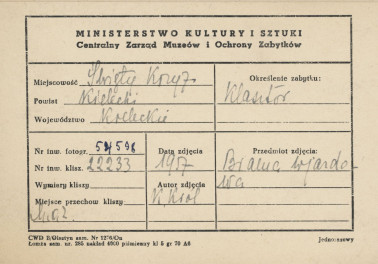 Zespół klasztorny na Świętym Krzyżu - widok od strony zach. na bramę i pobliski krajobraz - metryczka, skan 1
