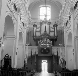 kościół pw. Serca Pana Jezus - wnętrze: widok na chór, skan 1