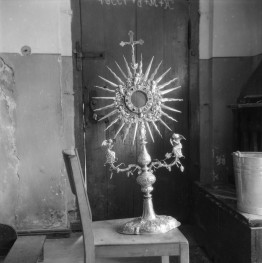kościół parafialny pw. św. Anny - wnętrze: monstrancja ok. 1730 r., skan 1