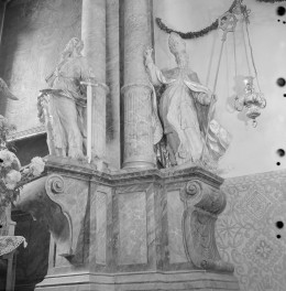 kościół Bożego Ciała i św. Norberta - ołtarz główny, filary ołtarzowe, skan 1