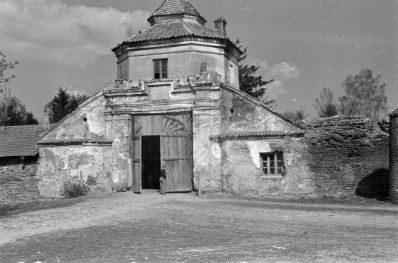 Zespół zamkowo - pałacowy. Brama wjazdowa i fragment baszty., skan 1