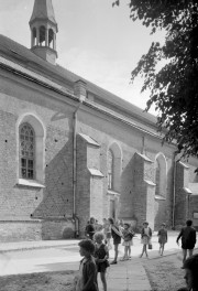 kościół Przemienienia Pańskiego - prezbiterium, elewacja boczna, okno i portal, skan 1
